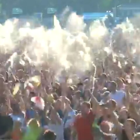 Twitter-Video vom Fanfest: Da war die Welt noch in Ordnung: Bierexplosion bei England-Führung auf Fanfest