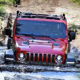 Jeep Wrangler Rubicon schlägt sich im Gelände wacker