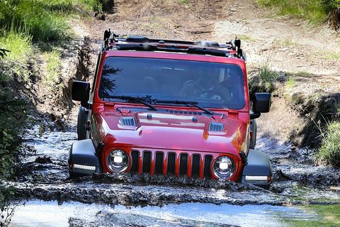 Jeep Wrangler Rubicon schlägt sich im Gelände wacker