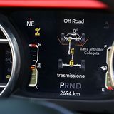 Zwischen den Rundinstrumenten lassen sich die Off-Road-Fahrzustände betrachten