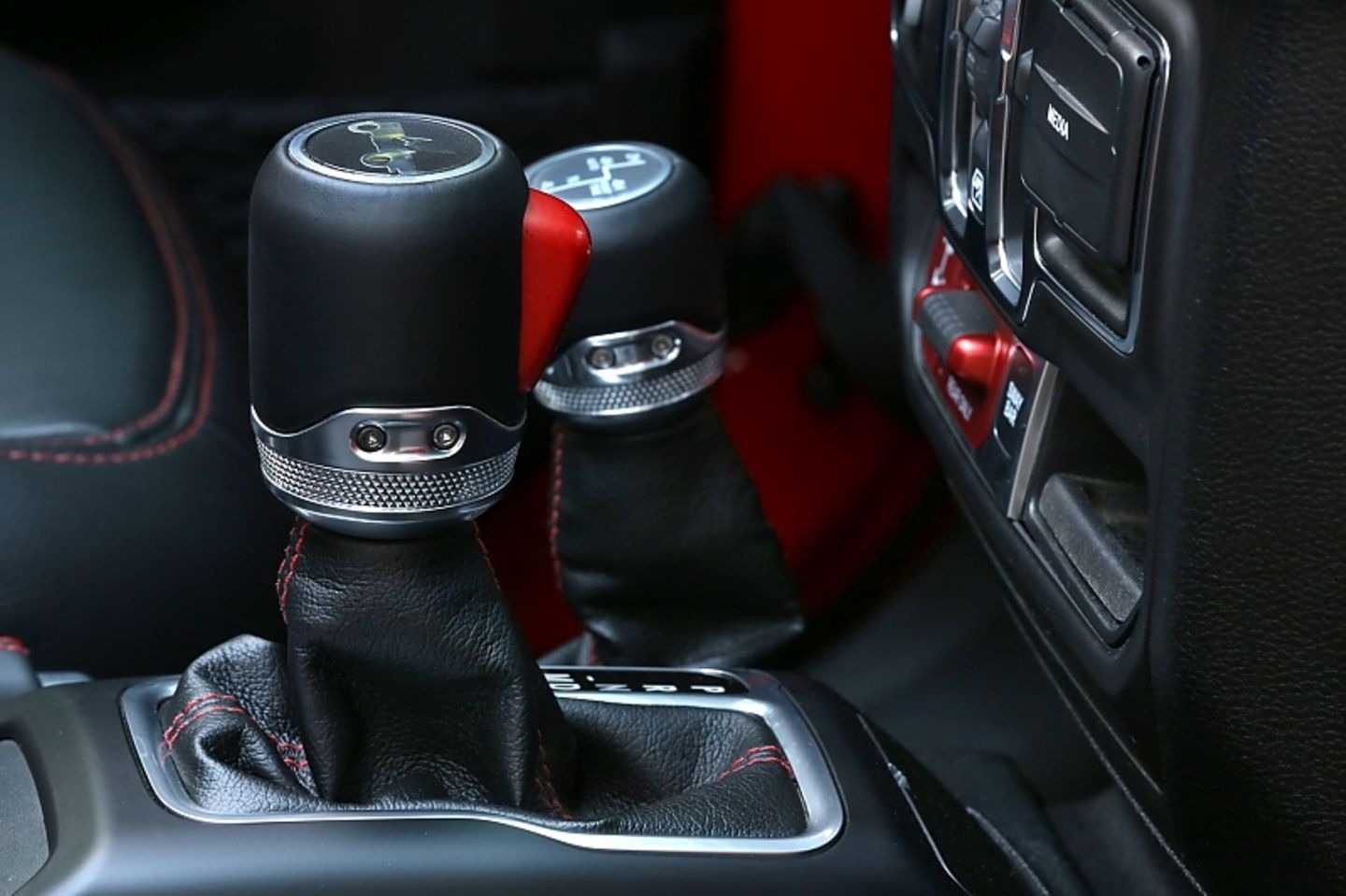 Zwei Hebel gehören beim Jeep Wrangler dazu
