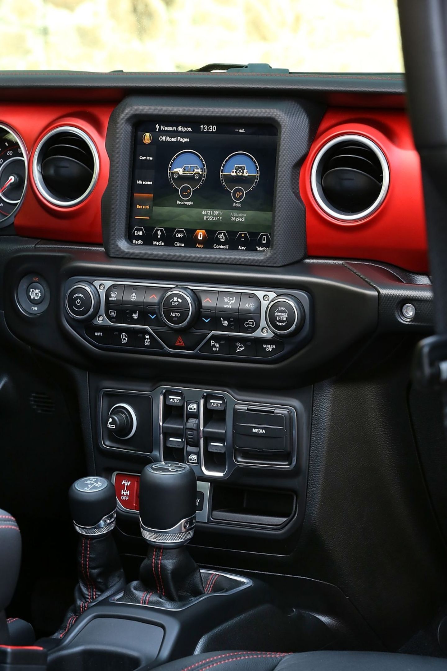 Auf dem 8,4 Zoll Monitor werden die Off-Road Fahrzustände visualisiert