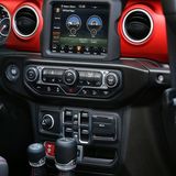 Auf dem 8,4 Zoll Monitor werden die Off-Road Fahrzustände visualisiert