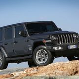 Auch der Viertürer kommt im Gelände klar