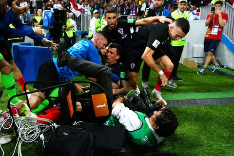 Einzug ins WM-Finale: Der wildeste Jubel der WM: Mandzukic und Co. fallen über Fotografen her