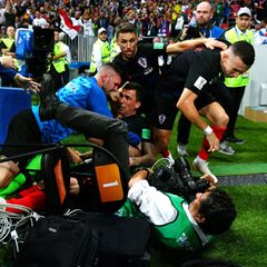 Einzug ins WM-Finale: Der wildeste Jubel der WM: Mandzukic und Co. fallen über Fotografen her