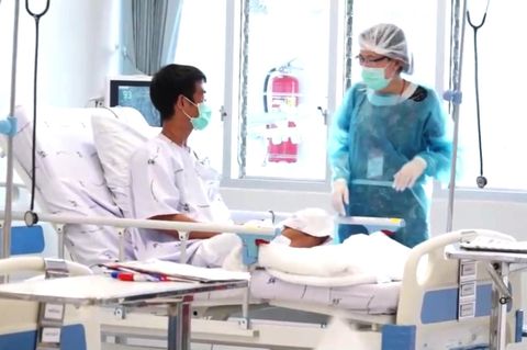Einer der geretteten Jungen wird im Krankenhaus in Thailand versorgt