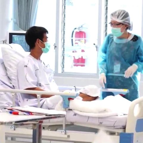 Einer der geretteten Jungen wird im Krankenhaus in Thailand versorgt