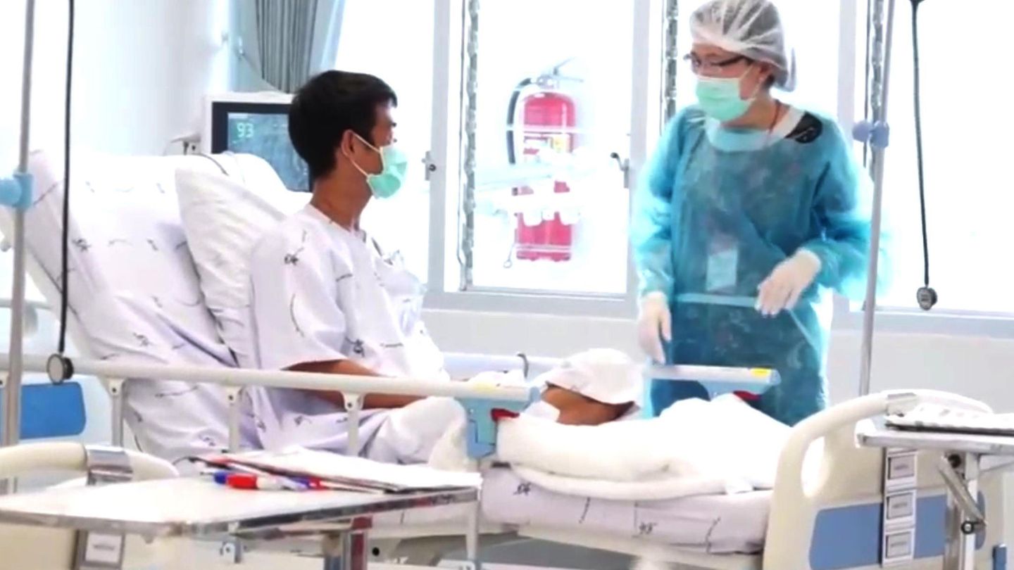 Einer der geretteten Jungen wird im Krankenhaus in Thailand versorgt