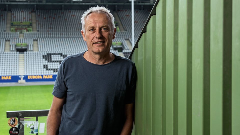 Streich, geboren 1965 in Weil am Rhein und seit 2011 Trainer des SC Freiburg, gilt als der unbequeme, der nachdenkliche, der reflektierteste unter den Fußball-Lehrern. So kommentiert er in Pressekonferenzen nach Spielende auch mal Fußball-Fernes, etwa die Flüchtlingspolitik und den Aufstieg der AfD