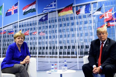 Angela Merkel und Donald Trump auf dem Nato-Gifpel: Schlimmer als die Distanz zwischen den Regierungschefs ist, dass Trumps Politik die transatlantische Partnerschaft auf der täglichen Arbeitsbasis zerstört.