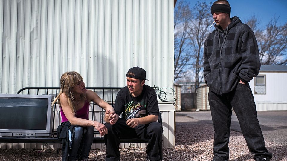 Kindheit in Amerika: Der Rest der Familie: Eve und die großen Söhne. Die jüngeren Geschwister musste sie zur Adoption freigeben Der Rest der Familie: Eve und die großen Söhne. Die jüngeren Geschwister musste sie zur Adoption freigeben