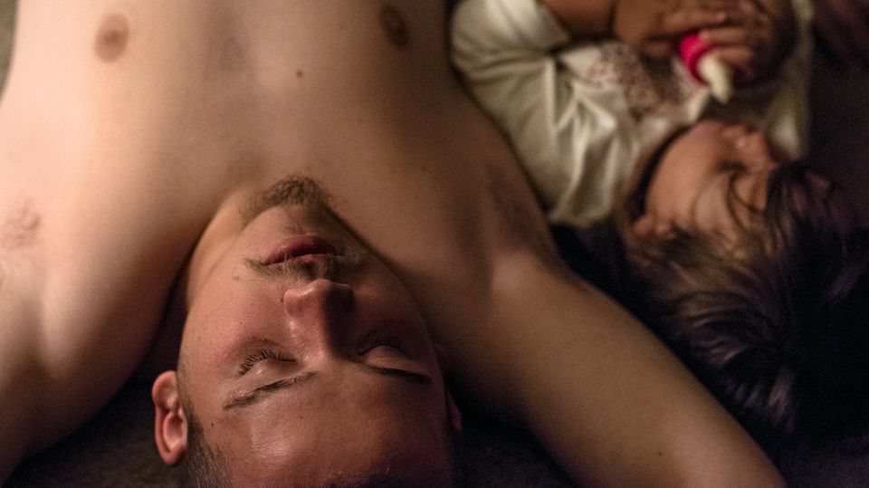Kindheit in Amerika: Vinny und die kleine Jordyn. Er sagt, sein größter Traum sei es, für seine Tochter ein Beschützer zu sein. Was sein eigener Vater ihm nie hat sein können Vinny und die kleine Jordyn. Er sagt, sein größter Traum sei es, für seine Tochter ein Beschützer zu sein. Was sein eigener Vater ihm nie hat sein können