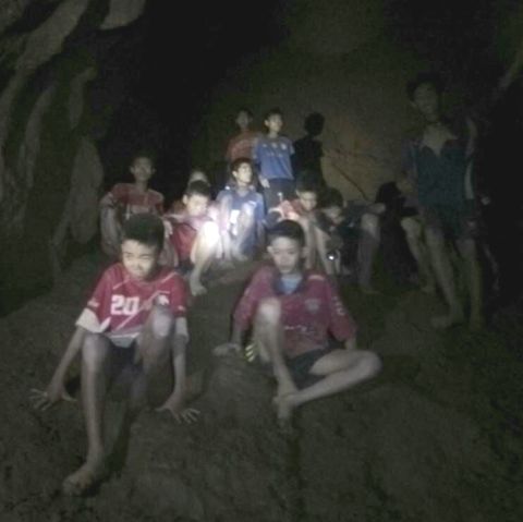 Gruppe von Jungs in der thailändischen Höhle