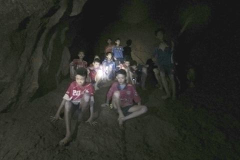 Gruppe von Jungs in der thailändischen Höhle
