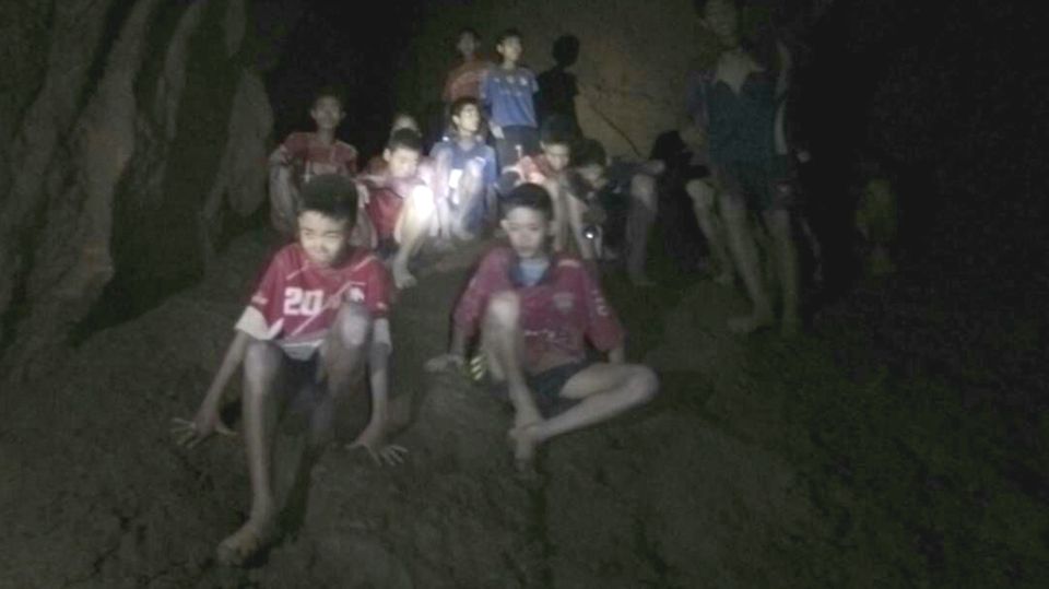 Gruppe von Jungs in der thailändischen Höhle