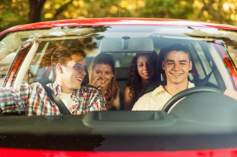 Gruppe von Mitfahrern im Auto
