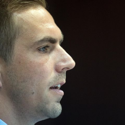 Ex-Fußballprofi Philipp Lahm ist im Profil zu sehen. Sein Kopf füllt die linke Hälfte des Bildes, der Hintergrund ist schwarz