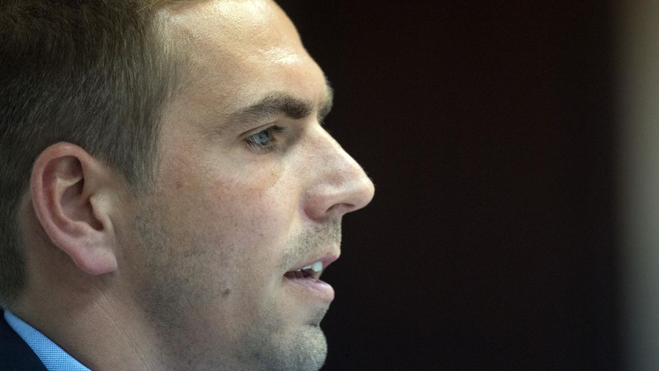 Ex-Fußballprofi Philipp Lahm ist im Profil zu sehen. Sein Kopf füllt die linke Hälfte des Bildes, der Hintergrund ist schwarz