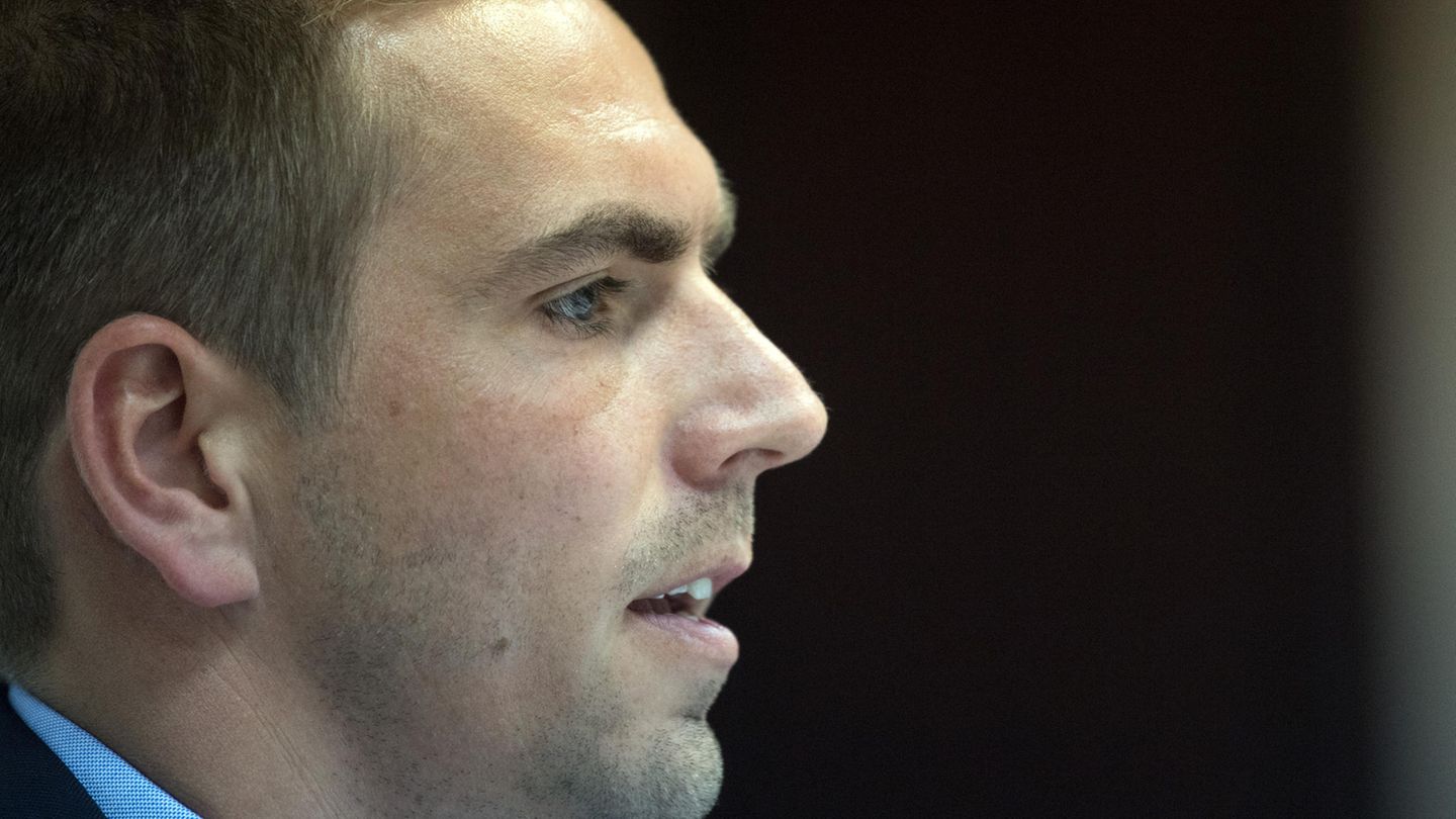 Ex-Fußballprofi Philipp Lahm ist im Profil zu sehen. Sein Kopf füllt die linke Hälfte des Bildes, der Hintergrund ist schwarz