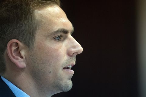Ex-Fußballprofi Philipp Lahm ist im Profil zu sehen. Sein Kopf füllt die linke Hälfte des Bildes, der Hintergrund ist schwarz