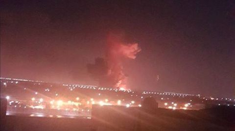 Nahe des Flughafen von Kairo hat es wohl eine heftige Explosion gegeben. Ein Tweet zeigt eine Rauchwolke und Feuer