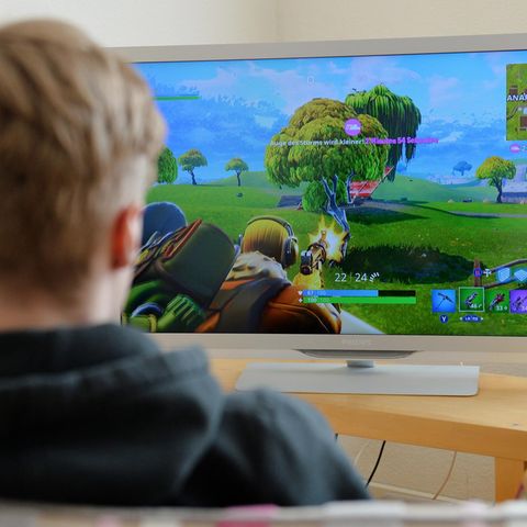 Ein junger Mann spielt das derzeit populäre Videospiel "Fortnite"