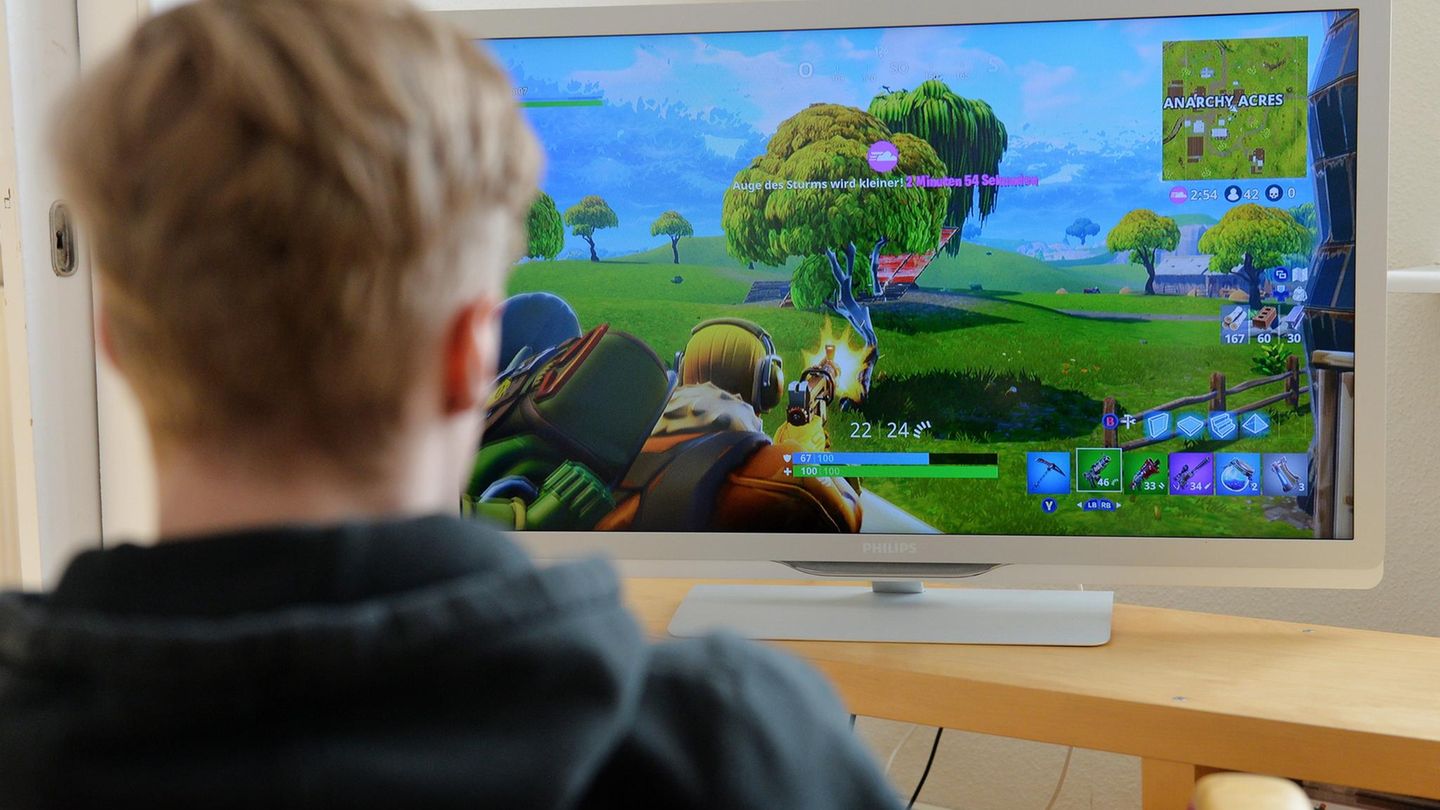 Ein junger Mann spielt das derzeit populäre Videospiel "Fortnite"