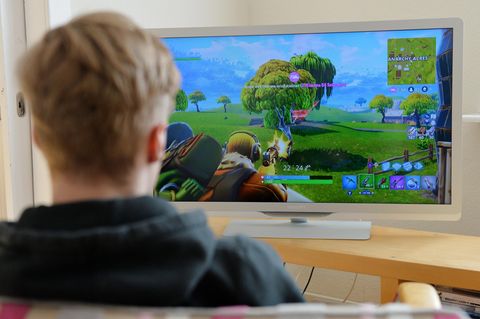 Ein junger Mann spielt das derzeit populäre Videospiel "Fortnite"