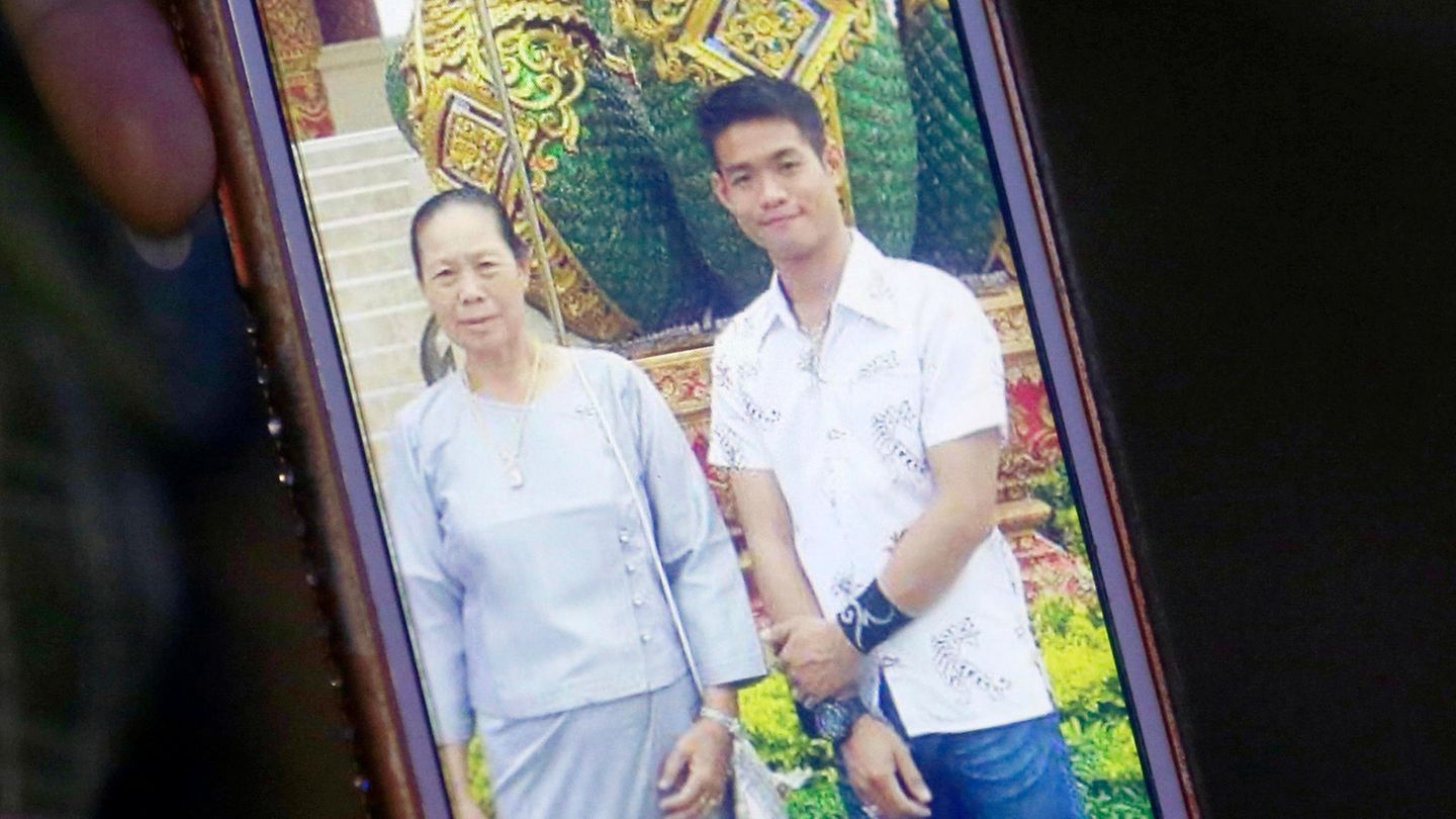 Tante Thamma zeigt ein Foto von Ekapol und seiner Großmutter