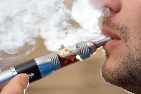 Aus E-Zigaretten kommt oft sehr dichter weißer Dampf