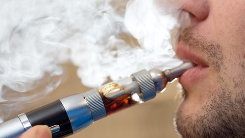 Aus E-Zigaretten kommt oft sehr dichter weißer Dampf
