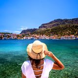 Wer spontan Urlaub nimmt, muss mit der Kündigung rechnen. Das entschied jüngst das Landesarbeitsgericht in Düsseldorf. Im konkreten Fall war eine Frau ohne Genehmigung des Arbeitgebers spontan nach Mallorca in den Urlaub geflogen und hatte dies nach ihrem Dienstbeginn mitgeteilt. Man traf sich vor Gericht. Die Parteien einigten sich auf eine fristgerechte Kündigung und eine Abfindung (AZ. 8 Sa 87/18).