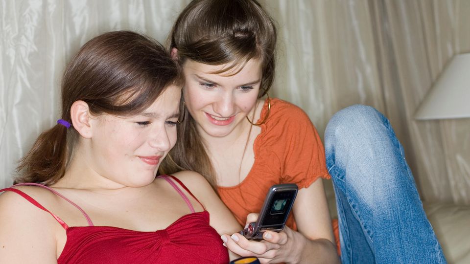 Zwei junge Mädchen mit Handys