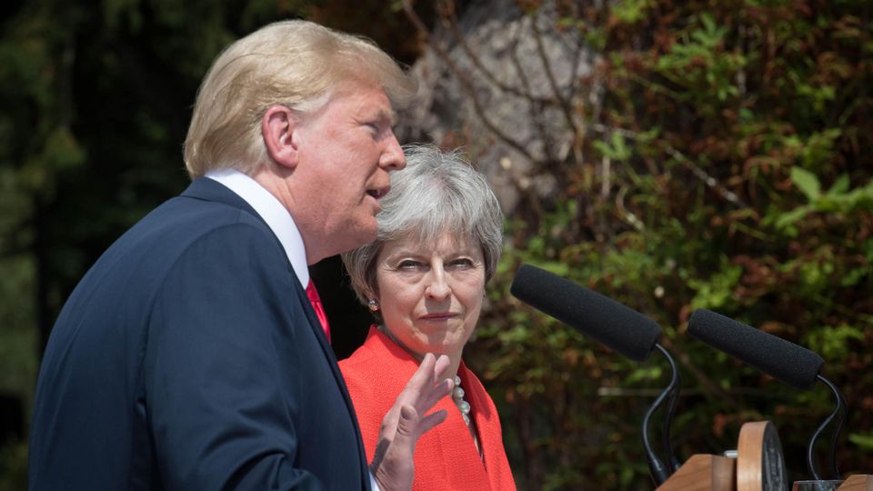 Auf dem Landsitz Chequers geben US-Präsident Donald Trump und die britische Premierministerin Theresa May eine gemeinsame Pressekonferenz