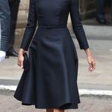 Meghan Markle in einem schwarzen Dior-Kleid