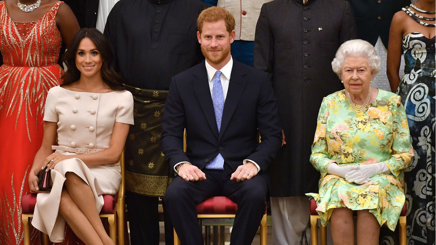 Für den gemeinsamen Auftritt mit Gatte Prinz Harry und der Queen bei den "Young Leader Awards" hat sich die Herzogin besonder schick gemacht: Sie trägt einen Prada-Zweiteiler, Aquazzura-Stilettos und Diamanten-Ohrringe. Der Preis für dieses Outfit? 5300 Pfund, umgerechnet etwa 6000 Euro.