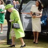 Meghan Markle trägt ein cremefarbenes Givenchy-Kleid