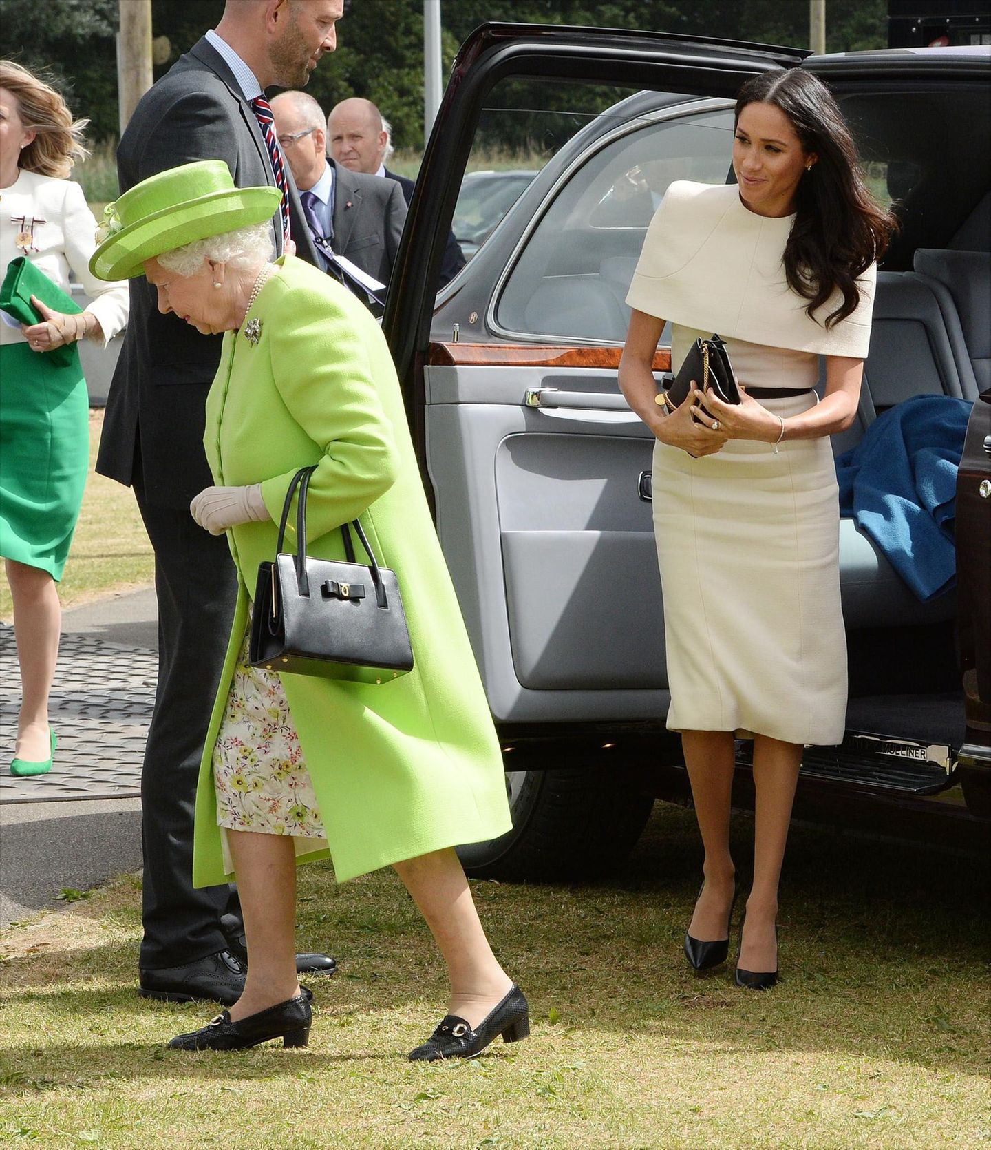 Meghan Markle trägt ein cremefarbenes Givenchy-Kleid Meghan Markle trägt ein cremefarbenes Givenchy-Kleid