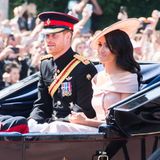 Meghan Markle mit Hut auf der Hochzeitsparade der Queen