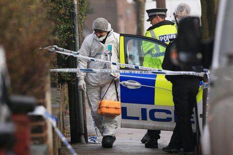 Die Ermittler am Ort des Verbrechens in Reddish, einem Vorort in der Nähe von Manchester.