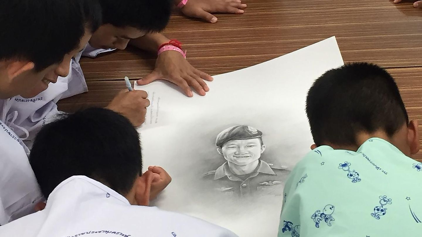 Thailändische Fußballmannschaft trauert um toten Ex-Navy-Seal-Taucher