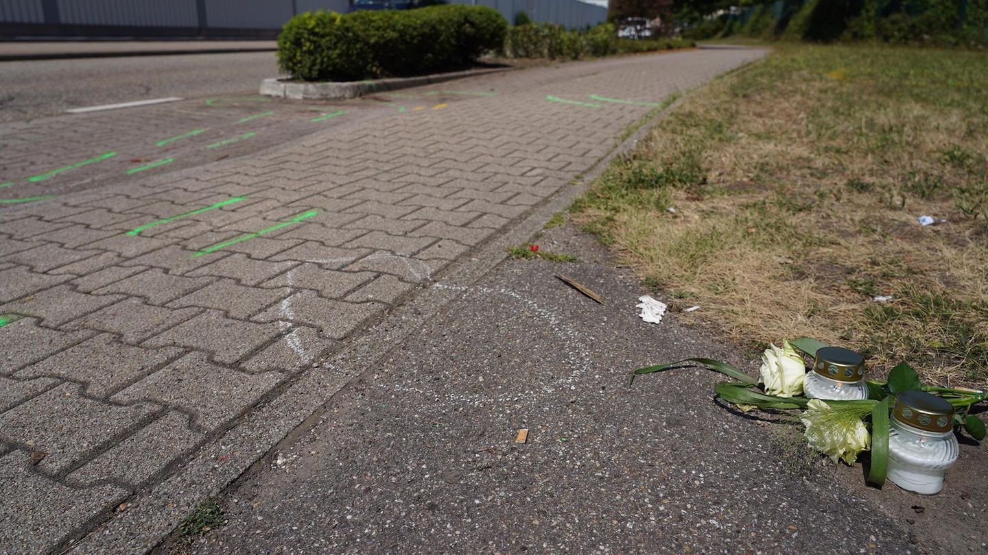 Blumen und Kerzen an der Unfallstelle in Gaggenau