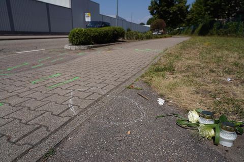 Blumen und Kerzen an der Unfallstelle in Gaggenau
