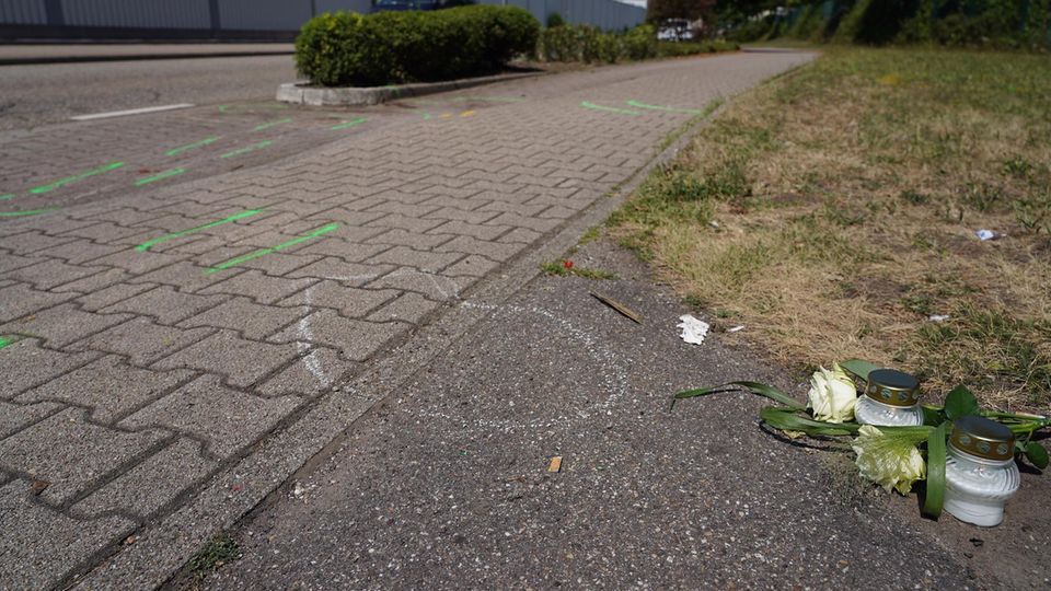 Blumen und Kerzen an der Unfallstelle in Gaggenau
