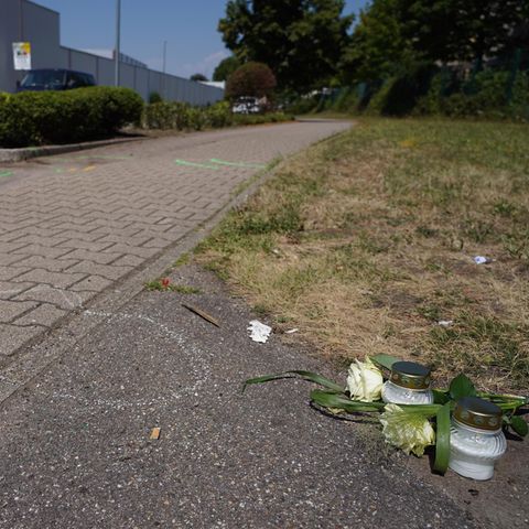 Blumen und Kerzen an der Unfallstelle in Gaggenau