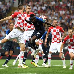 Ivan Perisic (zweiter Kroate von links) bekommt den Ball im eigenen Strafraum an die Hand
