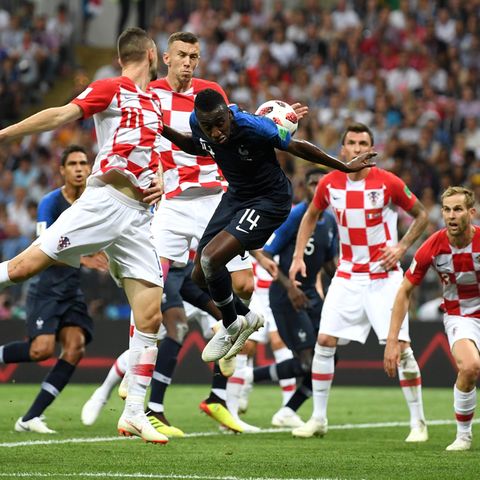 Ivan Perisic (zweiter Kroate von links) bekommt den Ball im eigenen Strafraum an die Hand