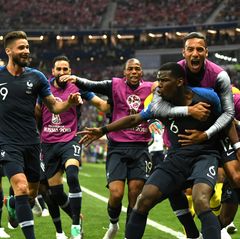 Die Spieler von Frankreich nach dem zwischenzeitlichen 3:1 durch Paul Pogba im WM Finale gegen Kroatien