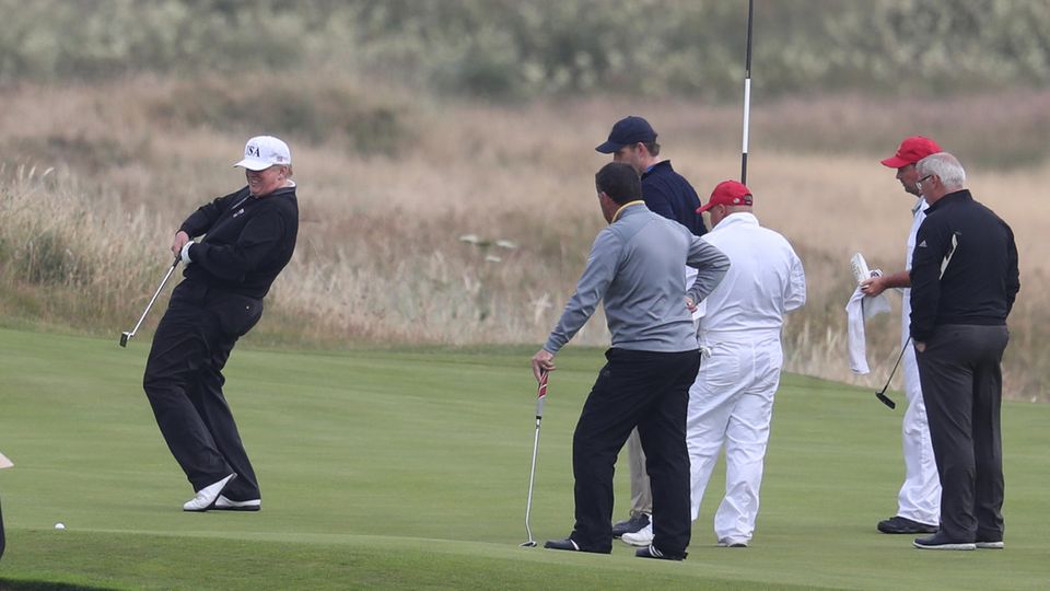US-Präsident in Schottland: Trump beim Golf: So reagiert er auf die Buhrufe am Platzrand